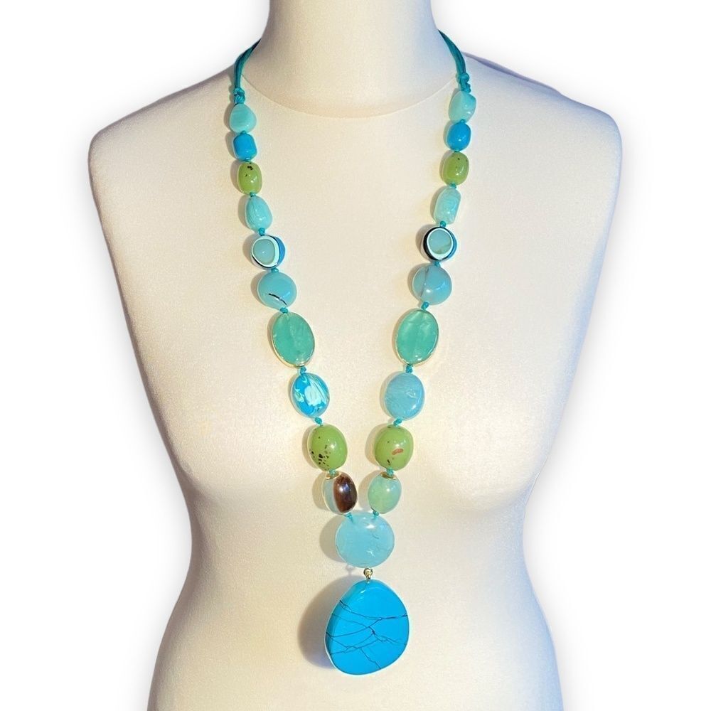 0692 Heavy Blue Stone Necklace with Large Turqoise Center Feature New